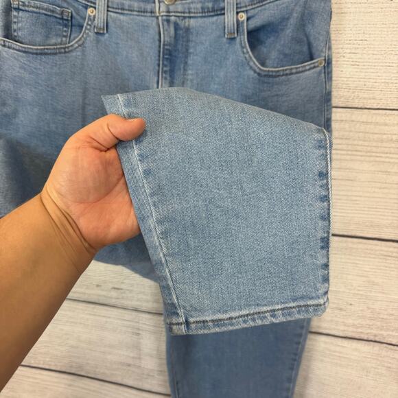 Levi's Women's High Waisted Medium Wash Mom Jeans Size 32 - Picture 4 of 8
